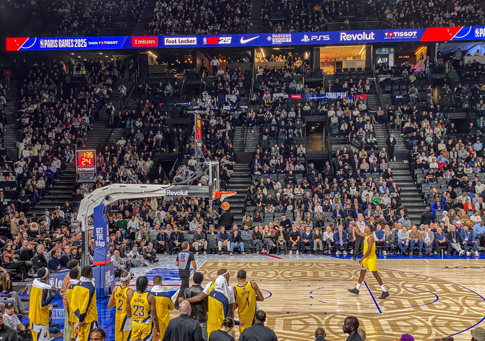 Fans profitant de l'expérience NBA Paris